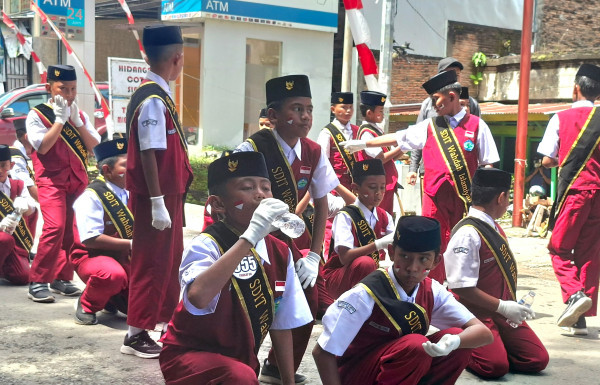 Minum Sambil Duduk, Siswa SDIT Wahdah Sinjai Contohkan Adab di Tengah Lomba