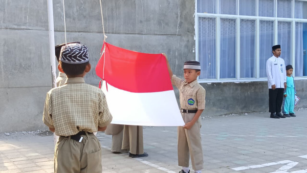 Aksi Menginspirasi Murid Kelas 3 SD Al-Wahdah Sinjai Kerek Sang Saka di Hari Kesaktian Pancasila