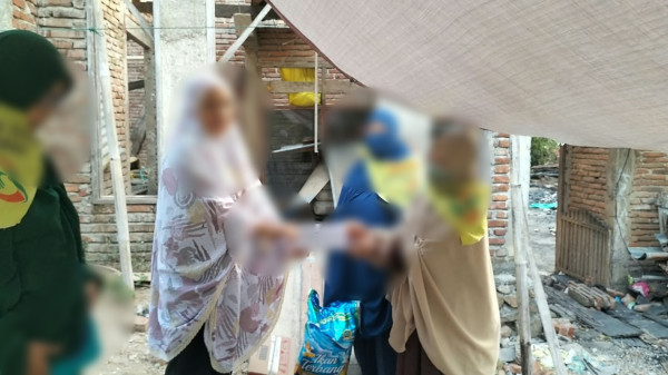 Wujud Kepedulian, Muslimah Wahdah Sinjai Salurkan Bantuan untuk Korban Kebakaran di Desa Salohe