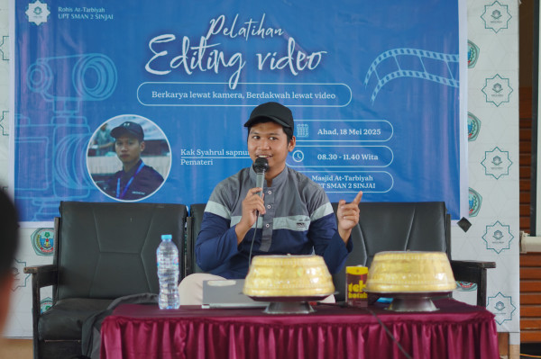 Ketua Medikom Wahdah Sinjai Latih Siswa SMAN 2 Sinjai Berdakwah Lewat Video