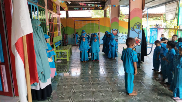 Upacara Perdana Warnai Sejarah Baru RA Qurrata A’yun Wahdah Islamiyah Sinjai