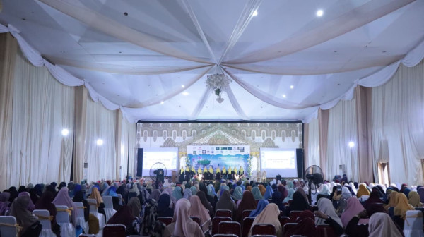 Semangat Tak Surut: Peserta Gema Majelis Taklim Tempuh Perjalanan dengan Perahu untuk Ikuti Acara