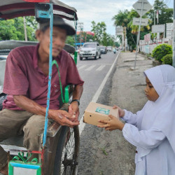 300 Kotak Iftar Dibagikan, RA Qurrata A’yun Sinjai Hadirkan Ramadhan yang Lebih Bermakna